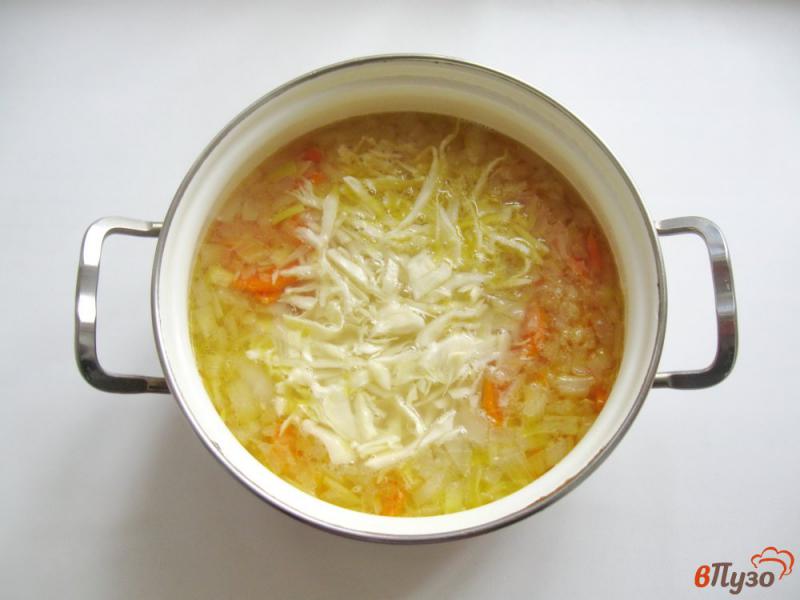 Фото приготовление рецепта: Овощной суп с колбасой шаг №4