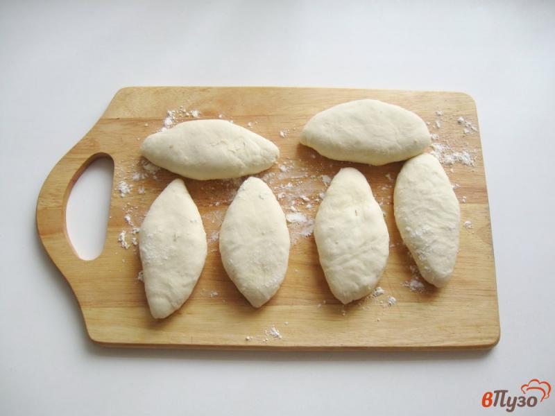 Фото приготовление рецепта: Жареные пирожки с мясом, зеленым луком и яйцом шаг №5
