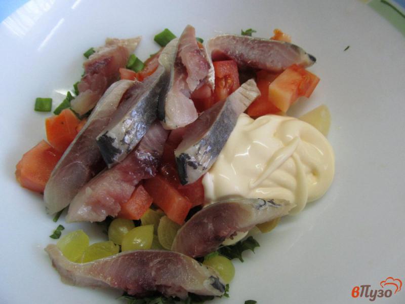 Фото приготовление рецепта: Салат из сельди с помидором и оливками шаг №4