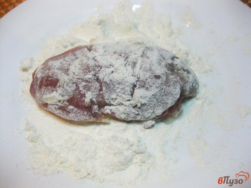 Фото приготовление рецепта: Печень индейки в кляре шаг №3