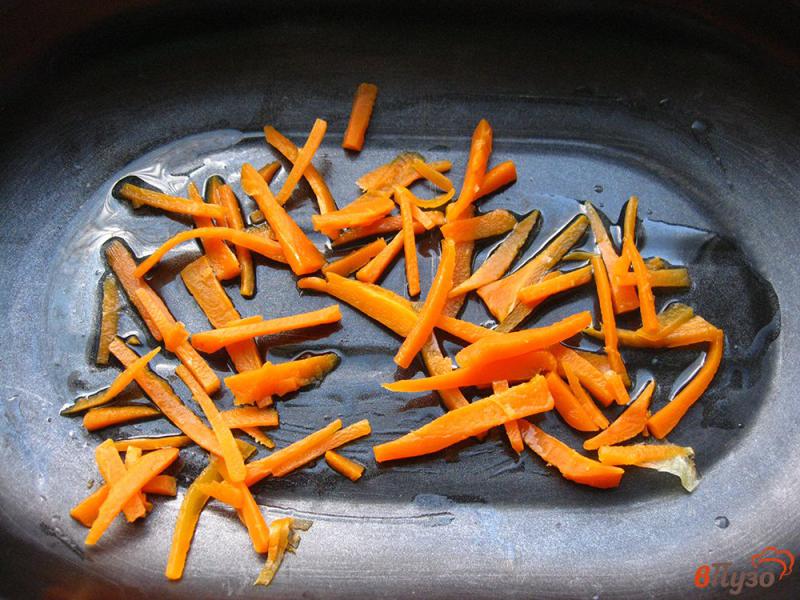 Фото приготовление рецепта: Рулет из скумбрии с луком и морковью шаг №7