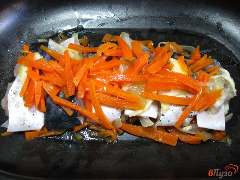 Фото приготовление рецепта: Рулет из скумбрии с луком и морковью шаг №11