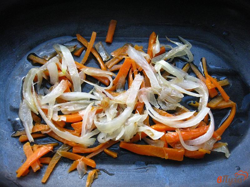 Фото приготовление рецепта: Рулет из скумбрии с луком и морковью шаг №8