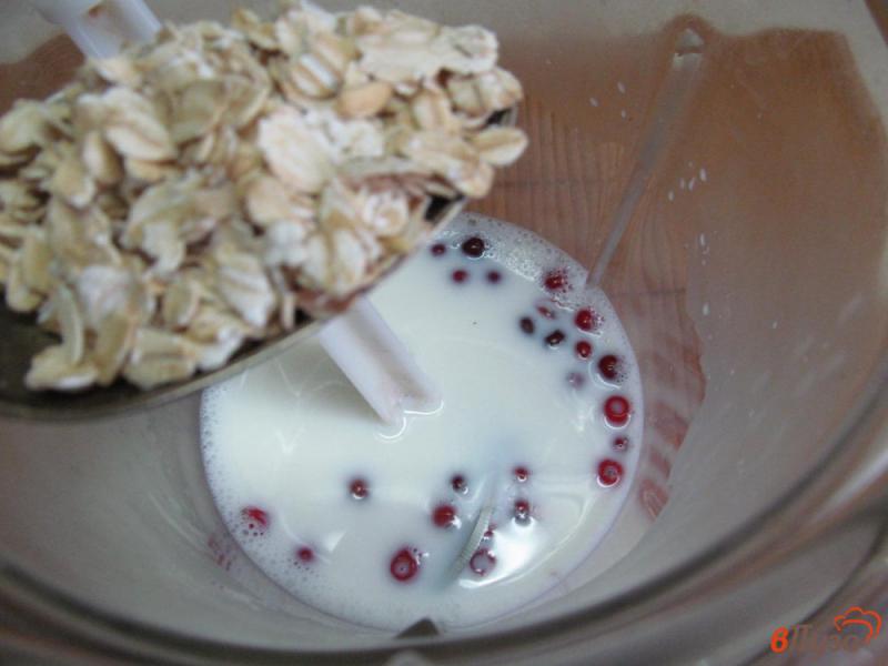 Фото приготовление рецепта: Клюквенный смузи с молоком и овсянкой шаг №2