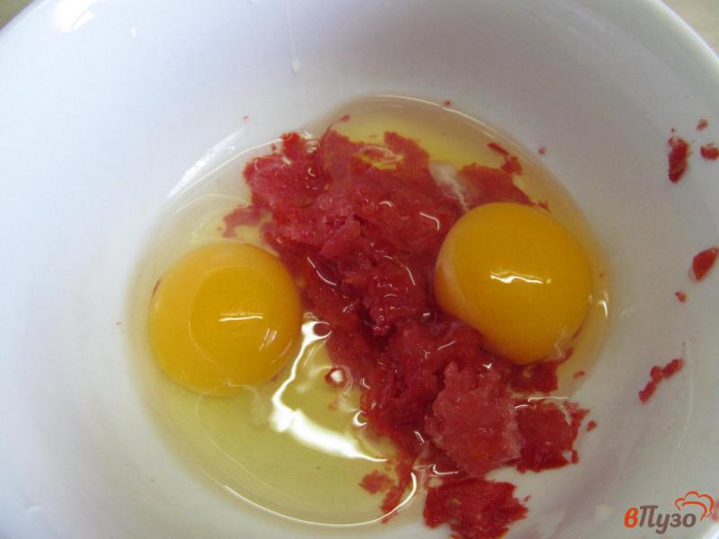 Фото приготовление рецепта: Яичница болтунья с помидором и сыром шаг №1