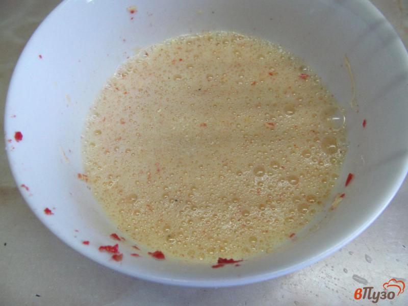 Фото приготовление рецепта: Яичница болтунья с помидором и сыром шаг №3