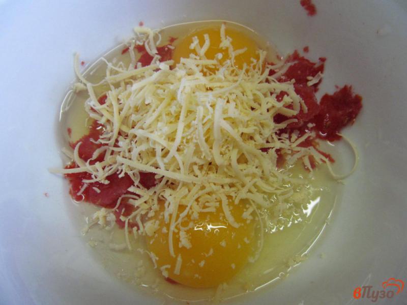 Фото приготовление рецепта: Яичница болтунья с помидором и сыром шаг №2