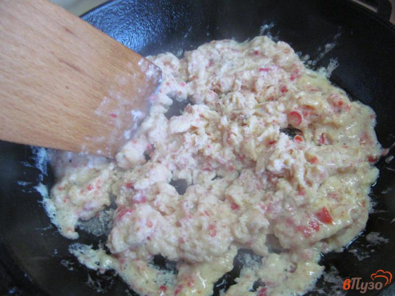 Фото приготовление рецепта: Яичница болтунья с помидором и сыром шаг №4