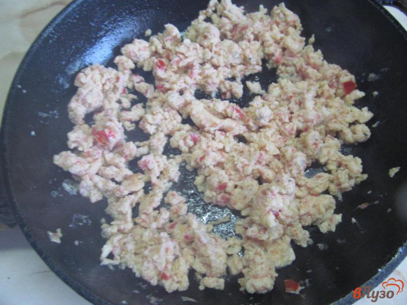 Фото приготовление рецепта: Яичница болтунья с помидором и сыром шаг №5