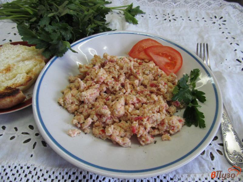 Фото приготовление рецепта: Яичница болтунья с помидором и сыром шаг №6
