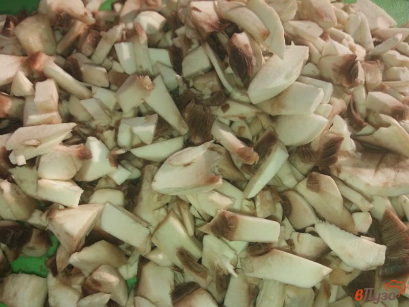 Фото приготовление рецепта: Куриное филе с грибами в сметанном соусе шаг №2