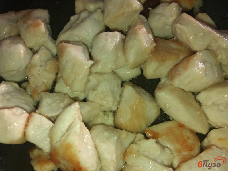 Фото приготовление рецепта: Куриное филе с грибами в сметанном соусе шаг №3
