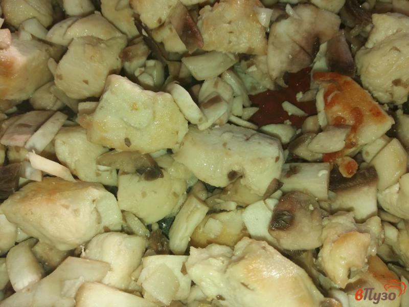 Фото приготовление рецепта: Куриное филе с грибами в сметанном соусе шаг №4
