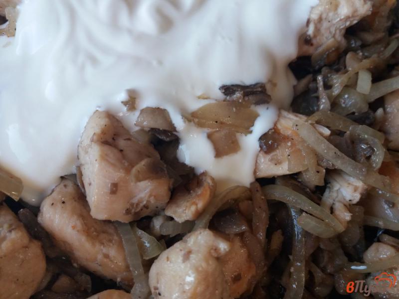 Фото приготовление рецепта: Куриное филе с грибами в сметанном соусе шаг №6