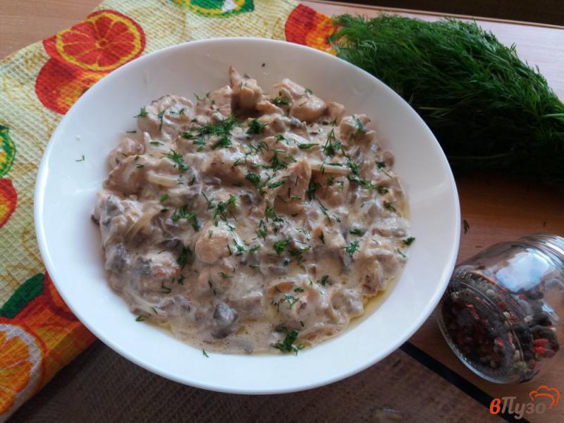 Фото приготовление рецепта: Куриное филе с грибами в сметанном соусе шаг №7