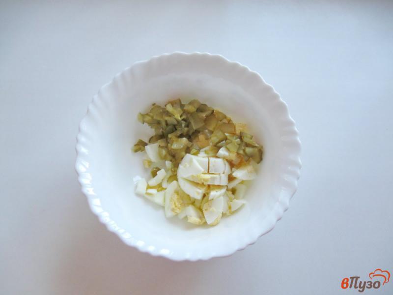 Фото приготовление рецепта: Салат с кукурузой и сыром шаг №2