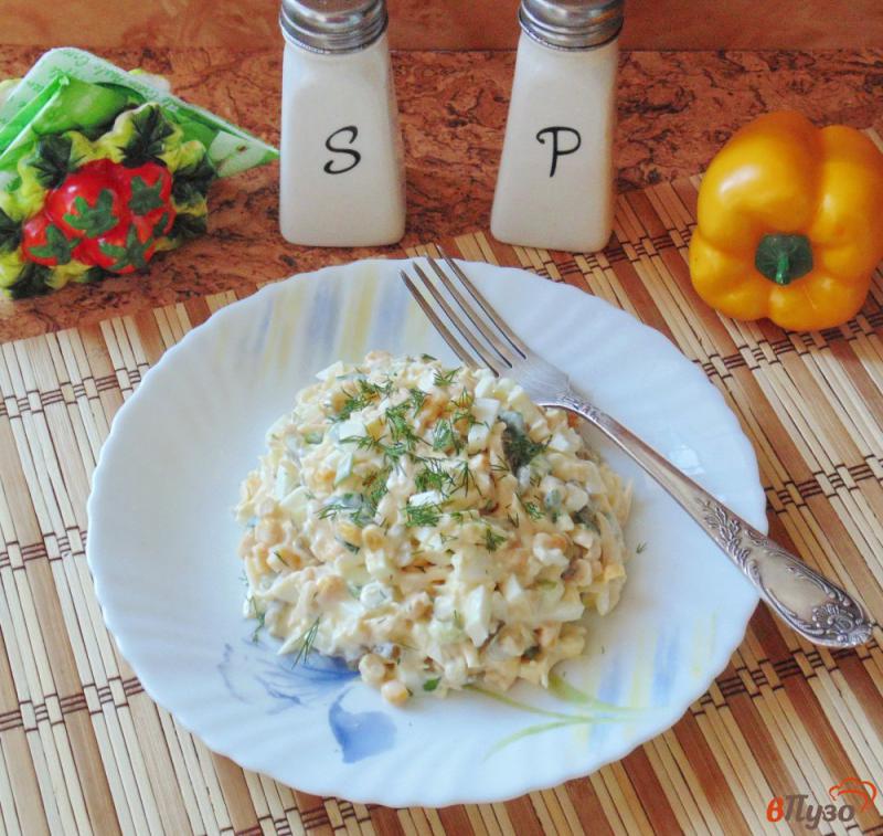 Фото приготовление рецепта: Салат с кукурузой и сыром шаг №8