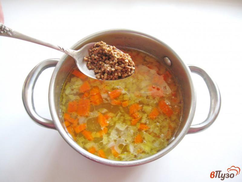 Фото приготовление рецепта: Гречневый суп с зеленым горошком шаг №4