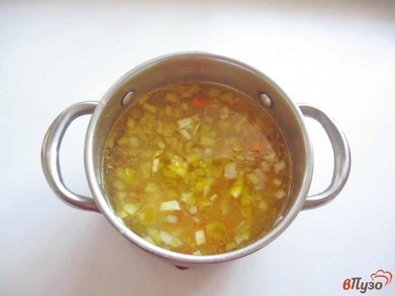 Фото приготовление рецепта: Гречневый суп с зеленым горошком шаг №3