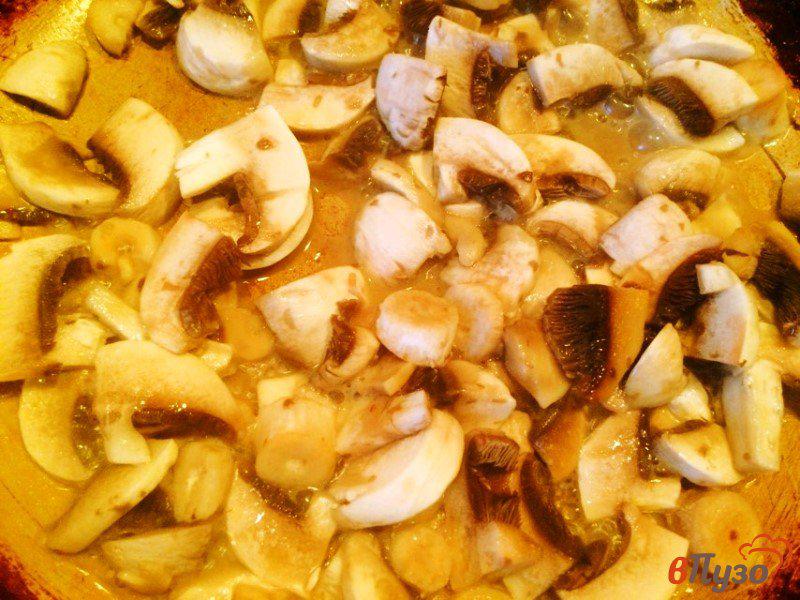 Фото приготовление рецепта: Суп-пюре из цветной капусты и шампиньонов  с купатами из индейки шаг №3