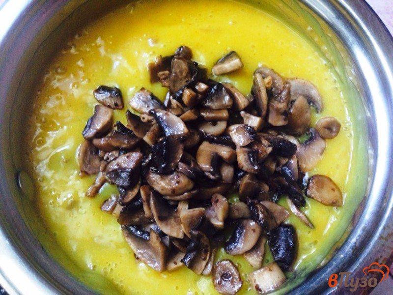 Фото приготовление рецепта: Суп-пюре из цветной капусты и шампиньонов  с купатами из индейки шаг №6