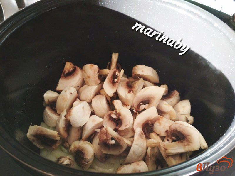 Фото приготовление рецепта: Куриные ножки тушеные с грибным соусом шаг №4