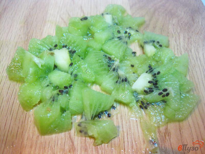 Фото приготовление рецепта: Салат фруктовый с манго и киви шаг №4