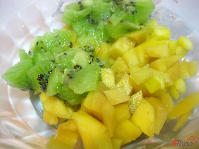 Фото приготовление рецепта: Салат фруктовый с манго и киви шаг №5