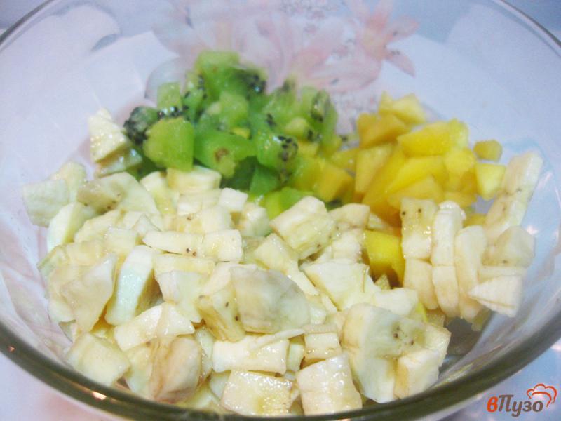 Фото приготовление рецепта: Салат фруктовый с манго и киви шаг №7