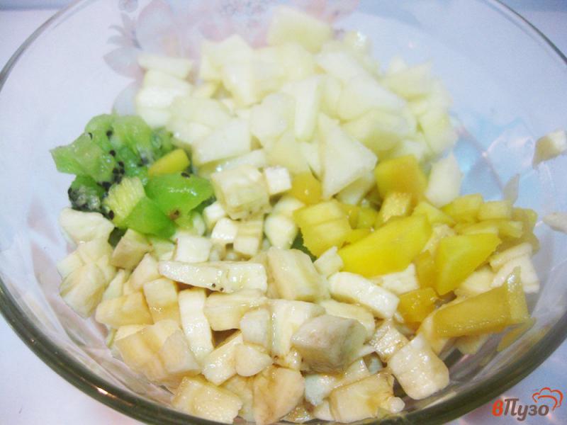 Фото приготовление рецепта: Салат фруктовый с манго и киви шаг №9