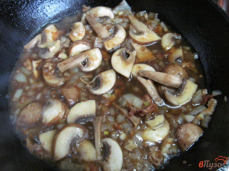 Фото приготовление рецепта: Свинина с грибным рагу и стручковой фасолью шаг №6