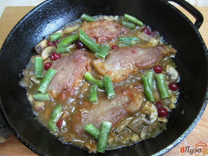 Фото приготовление рецепта: Свинина с грибным рагу и стручковой фасолью шаг №8