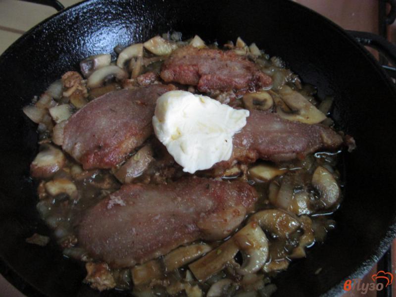 Фото приготовление рецепта: Свинина с грибным рагу и стручковой фасолью шаг №7