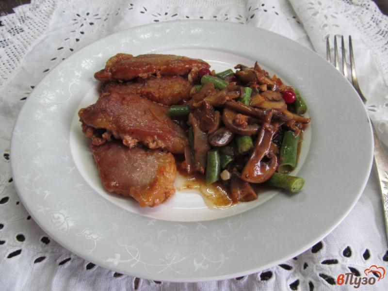 Фото приготовление рецепта: Свинина с грибным рагу и стручковой фасолью шаг №9