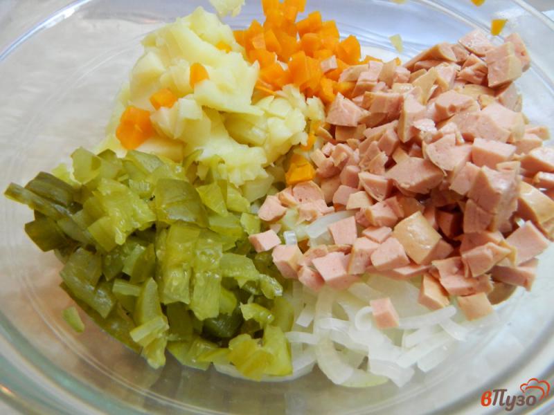 Фото приготовление рецепта: Салат Оливье с полукопчеными сосисками и маринованным луком шаг №2