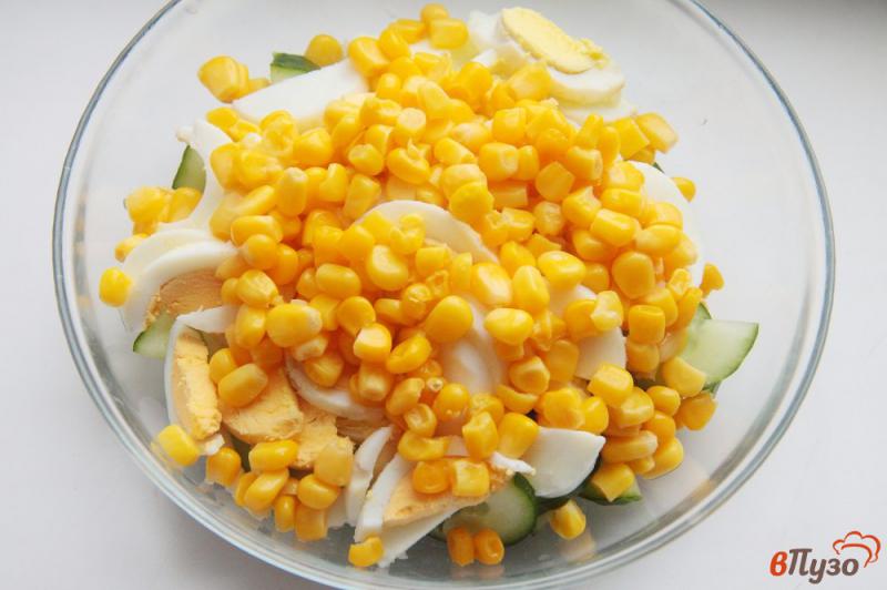 Фото приготовление рецепта: Салат с кукурузой, огурцом и яйцами шаг №3
