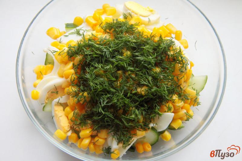 Фото приготовление рецепта: Салат с кукурузой, огурцом и яйцами шаг №4