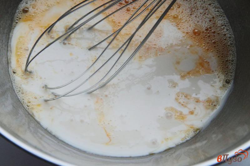 Фото приготовление рецепта: Сырные лепешки на ряженке шаг №2