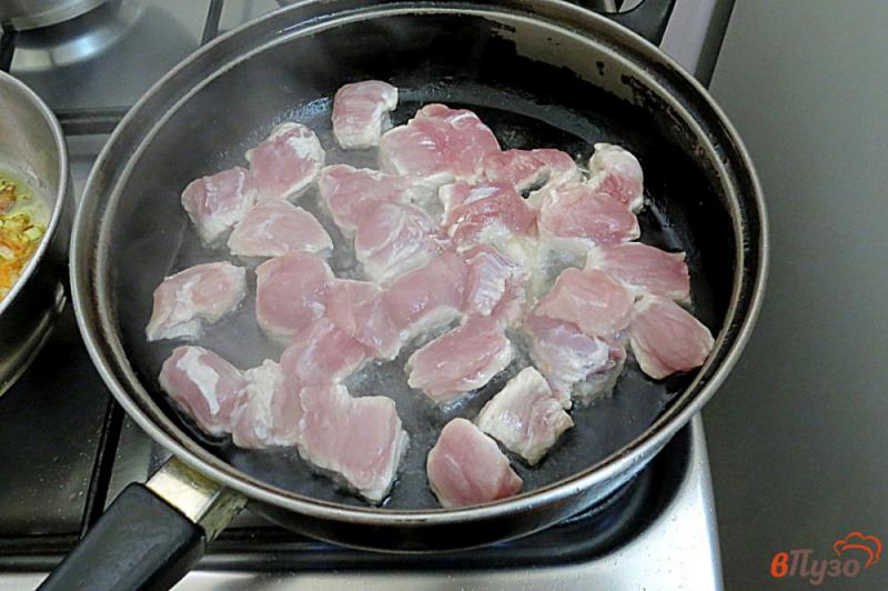 Фото приготовление рецепта: Свинина тушёная с лечо шаг №3