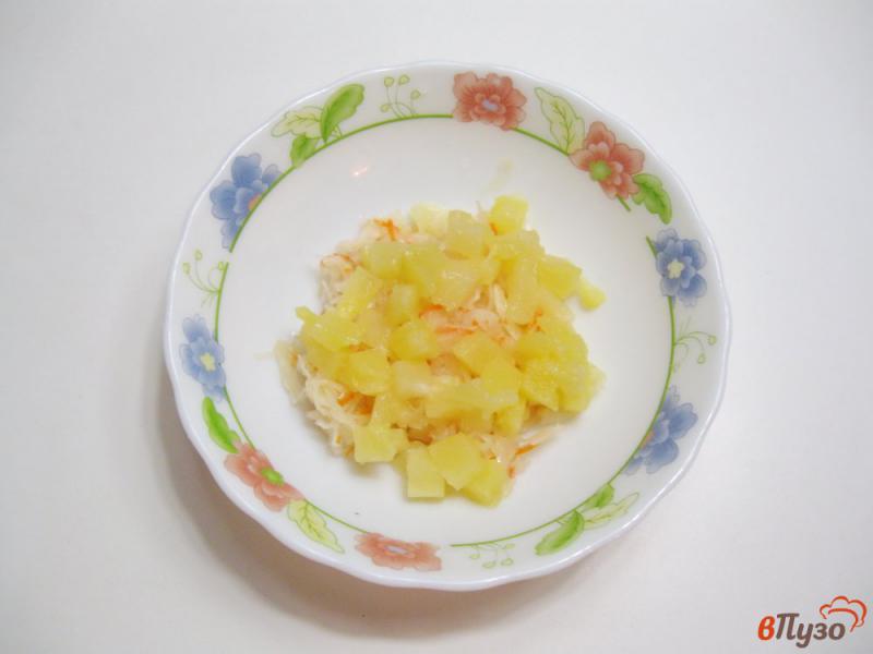 Фото приготовление рецепта: Салат с ананасом и квашеной капустой шаг №2