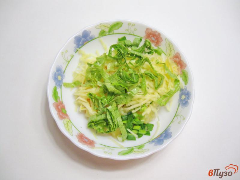 Фото приготовление рецепта: Салат с ананасом и квашеной капустой шаг №5