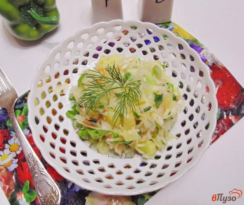 Фото приготовление рецепта: Салат с ананасом и квашеной капустой шаг №7