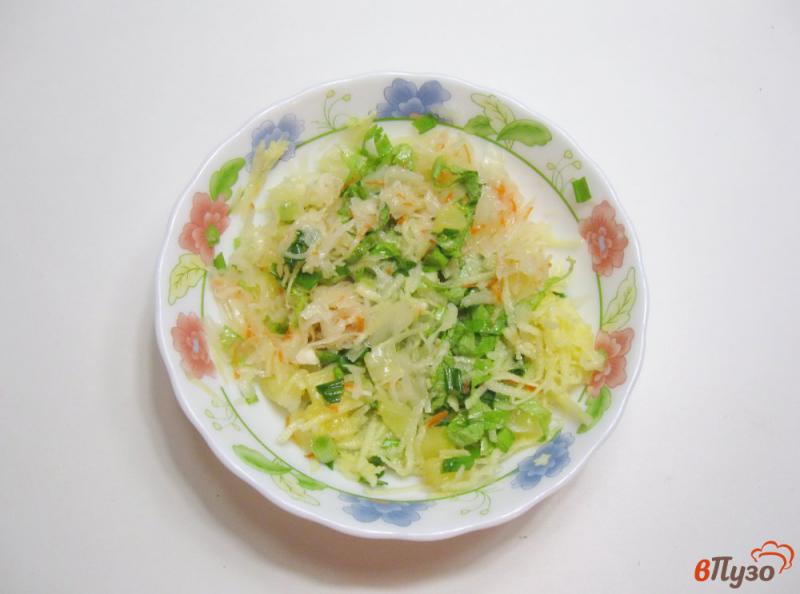 Фото приготовление рецепта: Салат с ананасом и квашеной капустой шаг №6