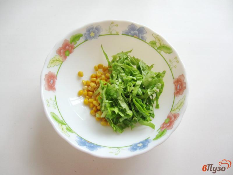 Фото приготовление рецепта: Салат с зеленым луком, кукурузой и огурцом шаг №2