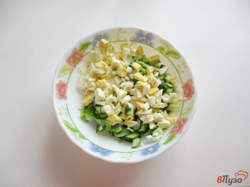 Фото приготовление рецепта: Салат с зеленым луком, кукурузой и огурцом шаг №4