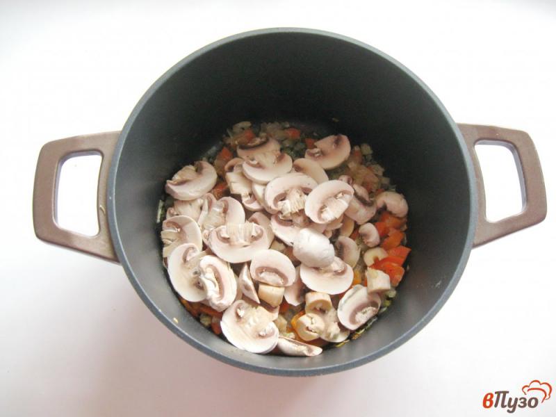 Фото приготовление рецепта: Картофель с грибами и сосисками в соусе шаг №2