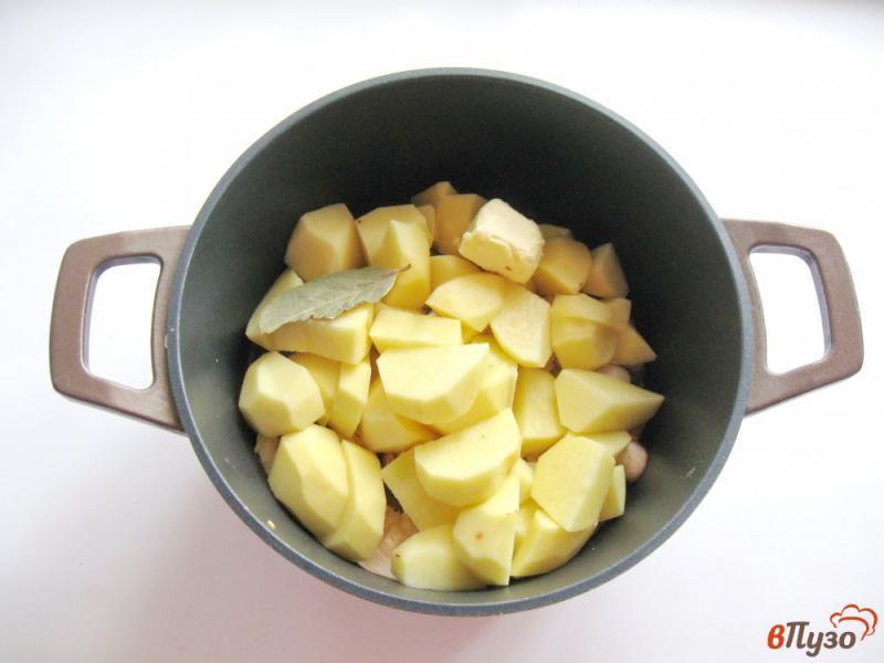 Фото приготовление рецепта: Картофель с грибами и сосисками в соусе шаг №4