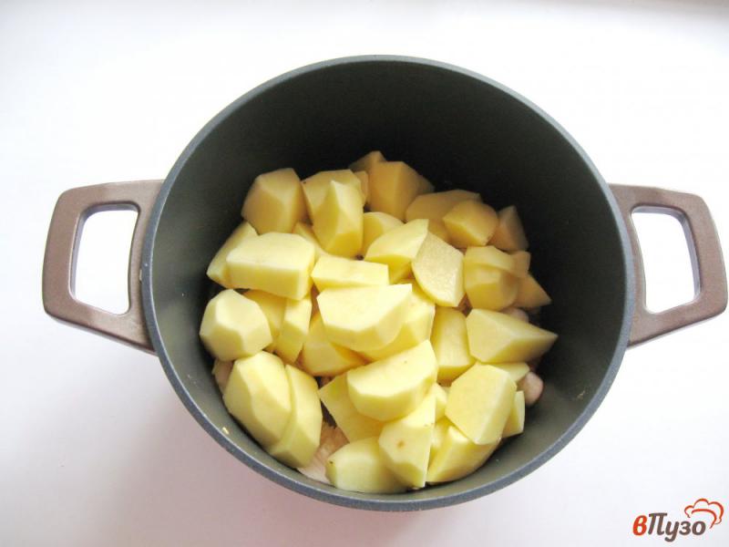 Фото приготовление рецепта: Картофель с грибами и сосисками в соусе шаг №3