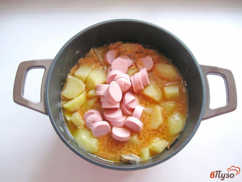 Фото приготовление рецепта: Картофель с грибами и сосисками в соусе шаг №6