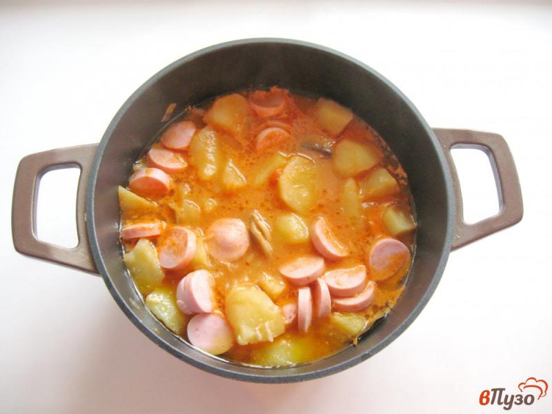 Фото приготовление рецепта: Картофель с грибами и сосисками в соусе шаг №7